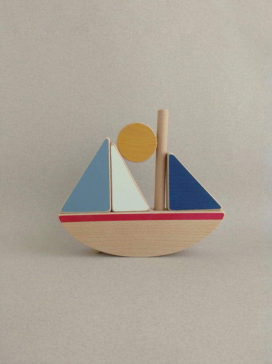 The sail boat stacking toy is a minimalistic design with bold geometric forms that offers to the child the possibility to stack its pieces, to compose, and experiment with the balance.
