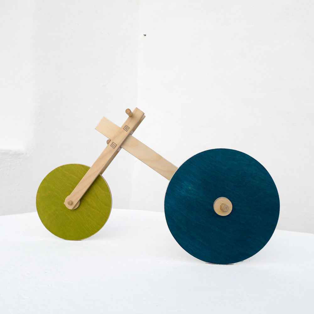 The asymmetric tricycle construction toy